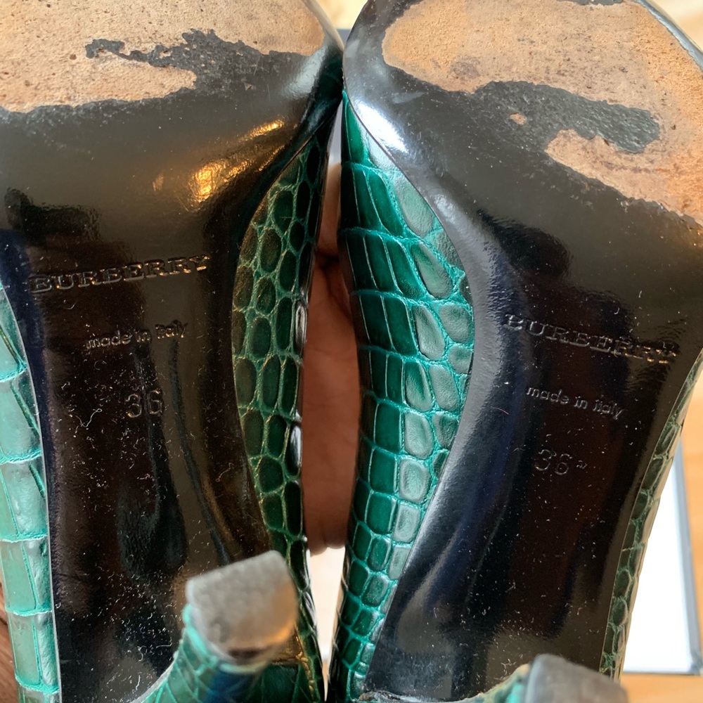 Authentic Burberry Classic Pumps - Picture 5 of 6